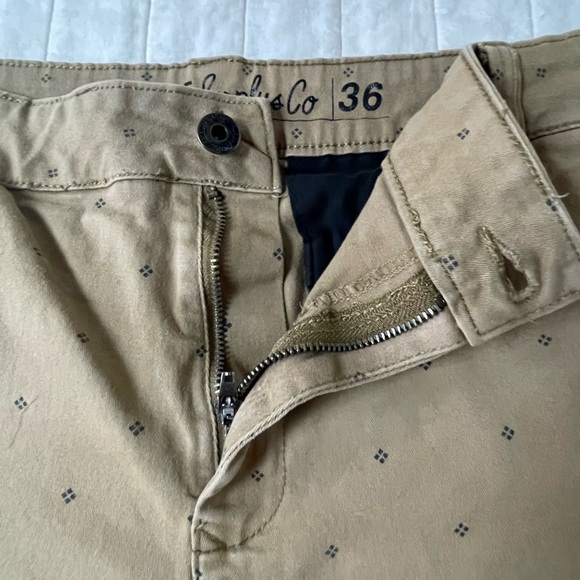 Empyre Tan Patterned Flat Front Shorts 36 - Picture 4 of 6